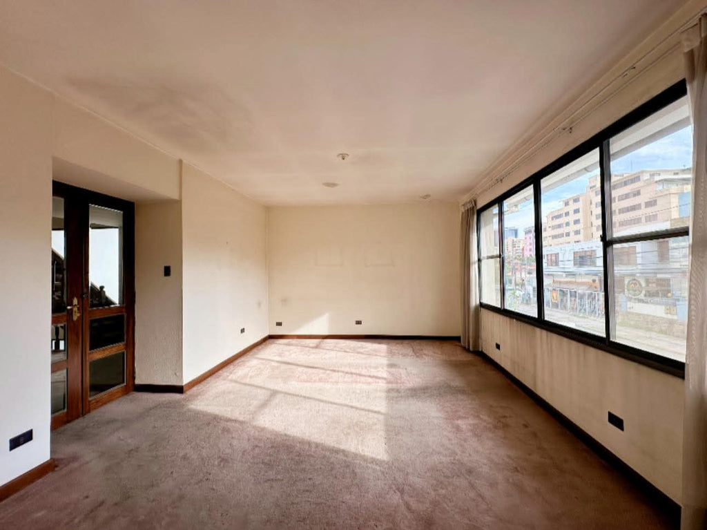 Casa Comercial de 663 m² a 2 Cuadras del Prado en Cochabamba | Ideal para Empresas, Clínicas u Oficinas
