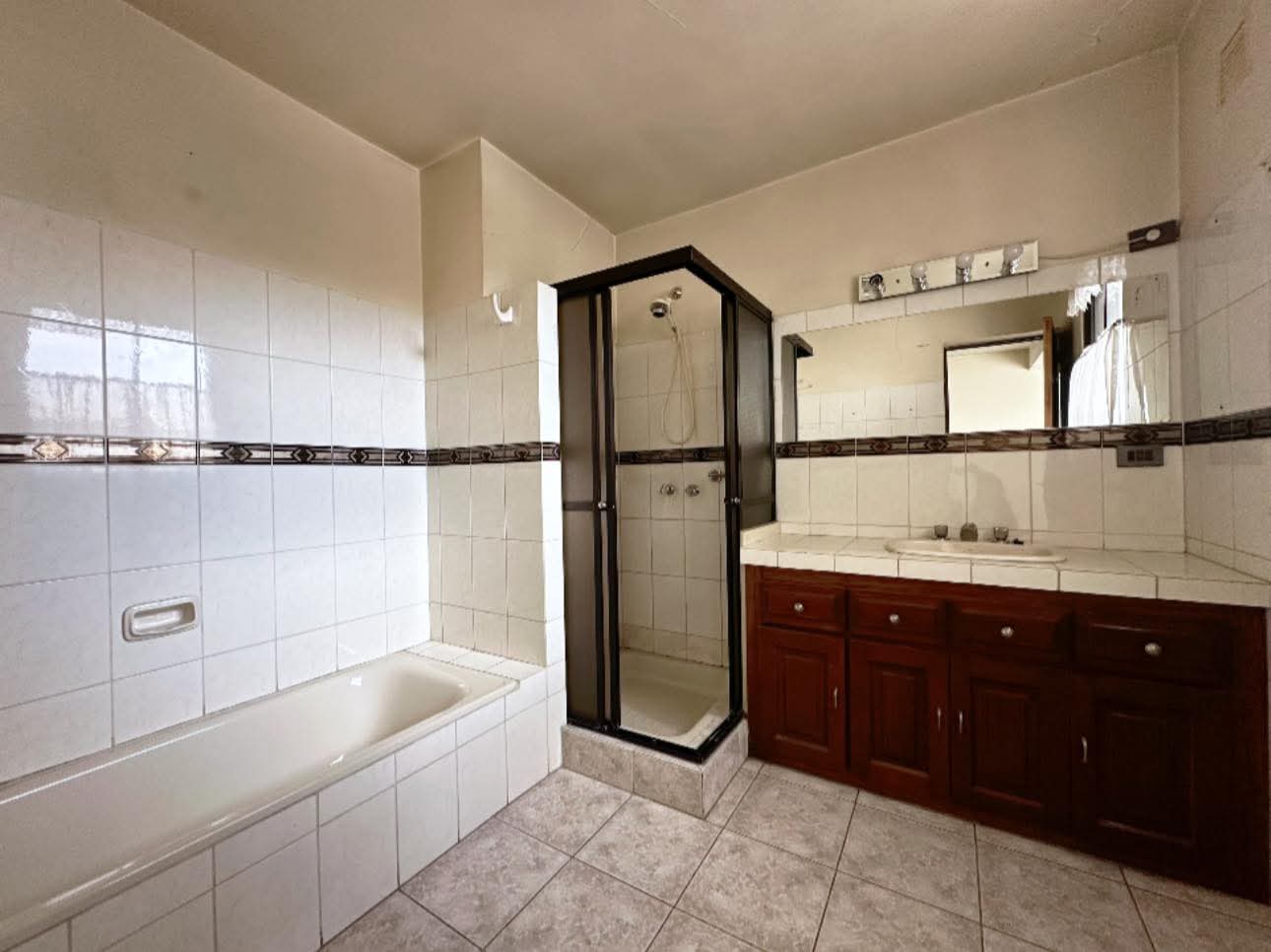 Casa Comercial de 663 m² a 2 Cuadras del Prado en Cochabamba | Ideal para Empresas, Clínicas u Oficinas