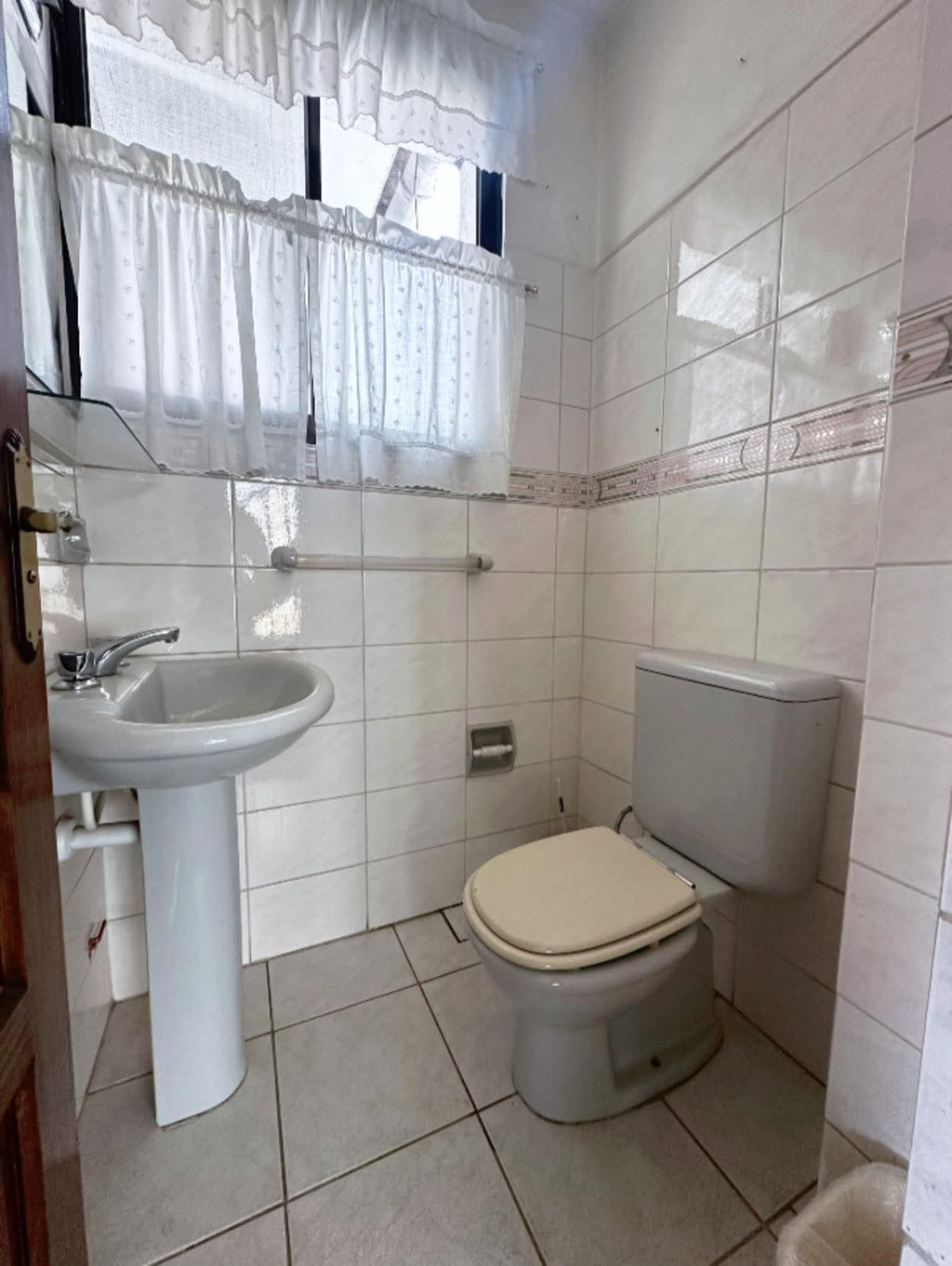 Casa Comercial de 663 m² a 2 Cuadras del Prado en Cochabamba | Ideal para Empresas, Clínicas u Oficinas