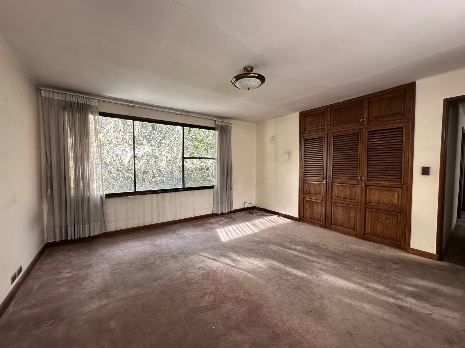 Casa Comercial de 663 m² a 2 Cuadras del Prado en Cochabamba | Ideal para Empresas, Clínicas u Oficinas