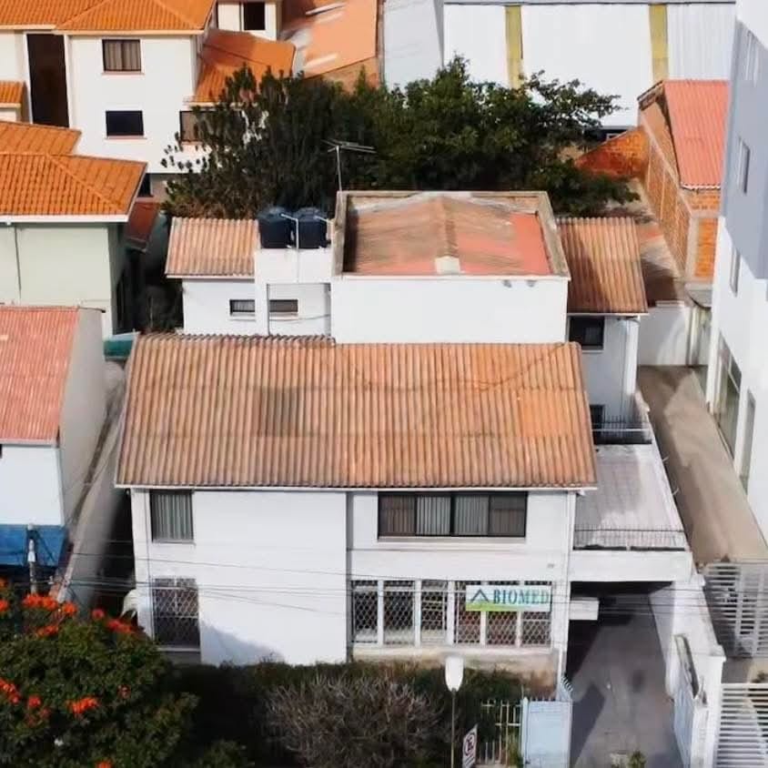 Casa Comercial de 663 m² a 2 Cuadras del Prado en Cochabamba | Ideal para Empresas, Clínicas u Oficinas