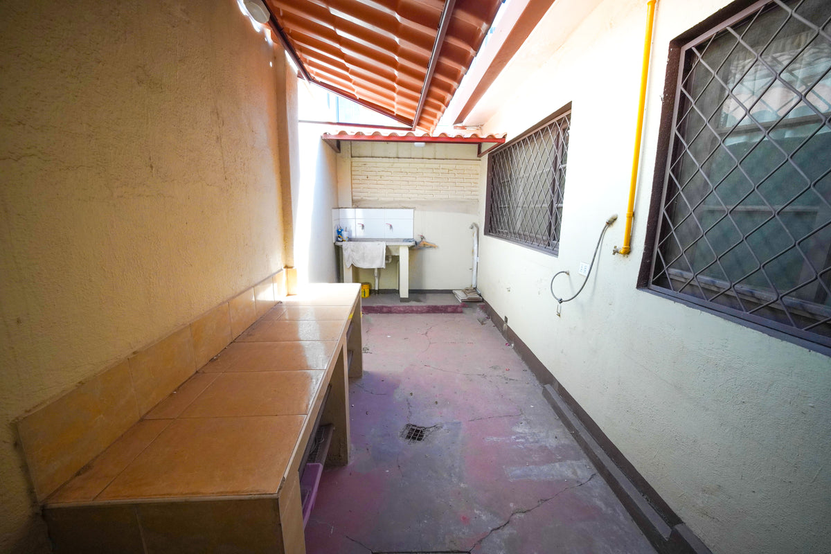 CASA EN VENTA EN CALA CALA – Excelente Ubicación a Cuadras del Estadio Félix Capriles