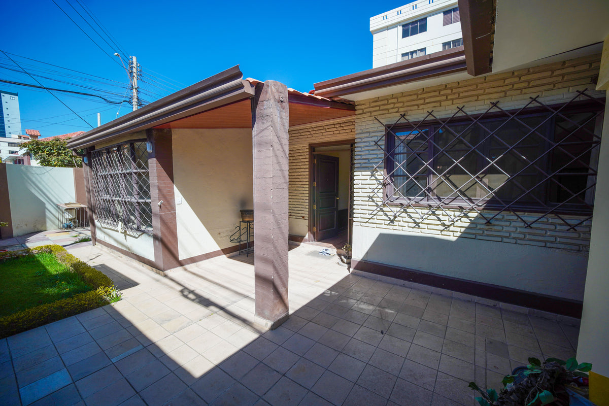 CASA EN VENTA EN CALA CALA – Excelente Ubicación a Cuadras del Estadio Félix Capriles