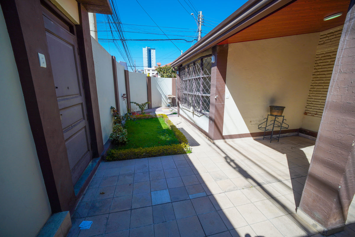 CASA EN VENTA EN CALA CALA – Excelente Ubicación a Cuadras del Estadio Félix Capriles