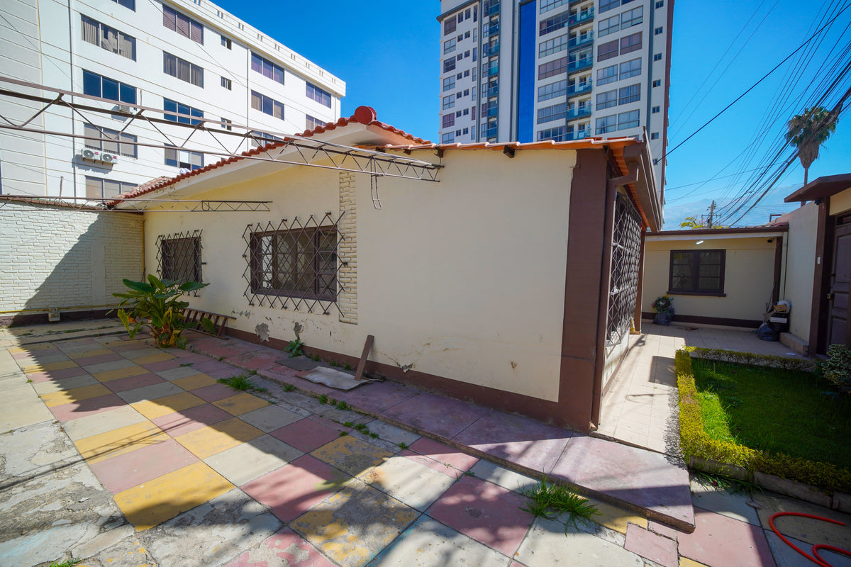 CASA EN VENTA EN CALA CALA – Excelente Ubicación a Cuadras del Estadio Félix Capriles