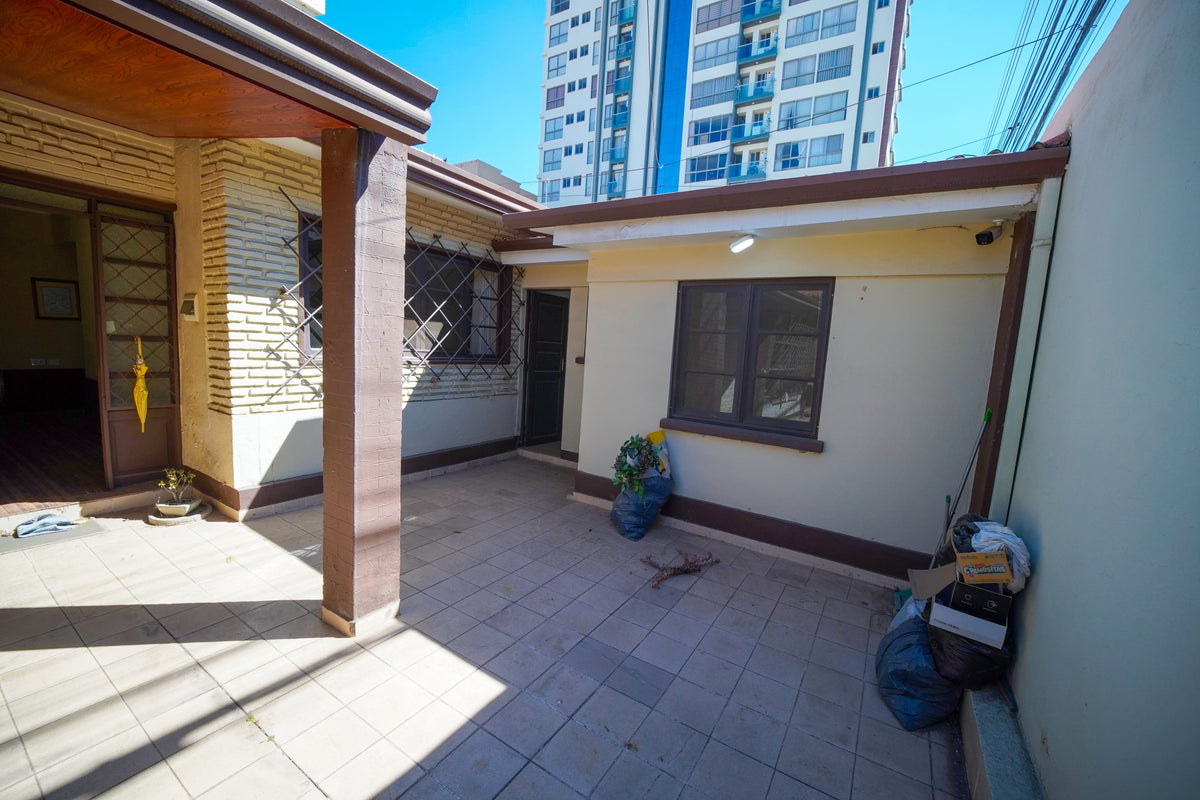 CASA EN VENTA EN CALA CALA – Excelente Ubicación a Cuadras del Estadio Félix Capriles