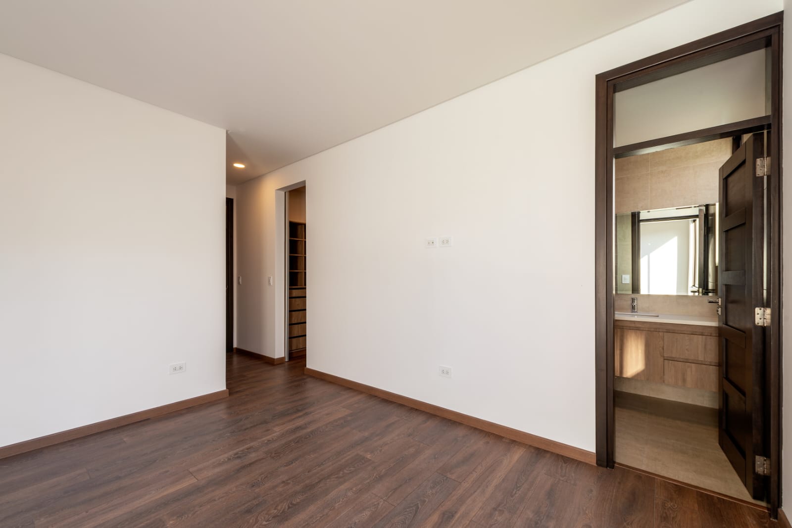 Departamento de Lujo a Estrenar (3 Dormitorios + Parqueo) | Zona Queru Queru Cochabamba