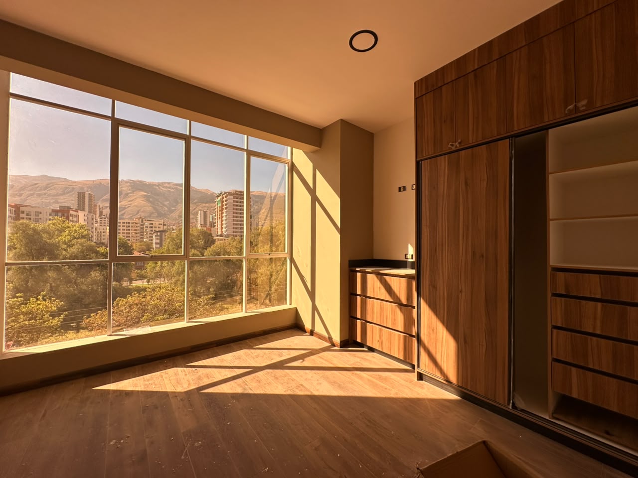 Moderno Departamento de 3 Dormitorios frente al Parque Lincoln | Cala Cala Cochabamba