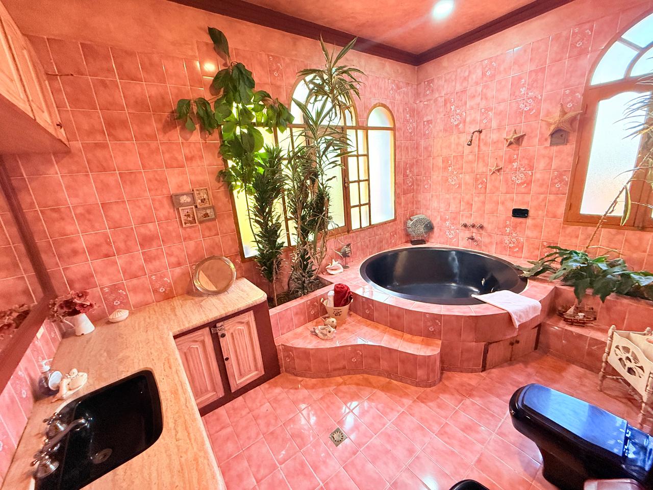Exclusiva Residencia con Piscina y Amplio Jardín en Cochabamba El Mirador – 1.360 m²