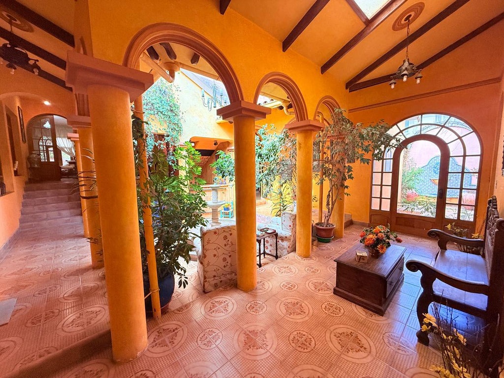 Exclusiva Residencia con Piscina y Amplio Jardín en Cochabamba El Mirador – 1.360 m²