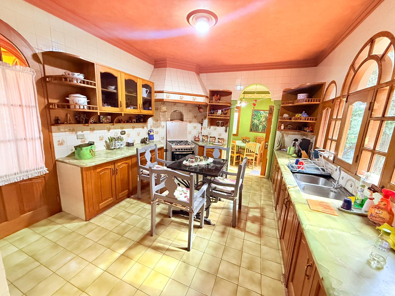 Exclusiva Residencia con Piscina y Amplio Jardín en Cochabamba El Mirador – 1.360 m²