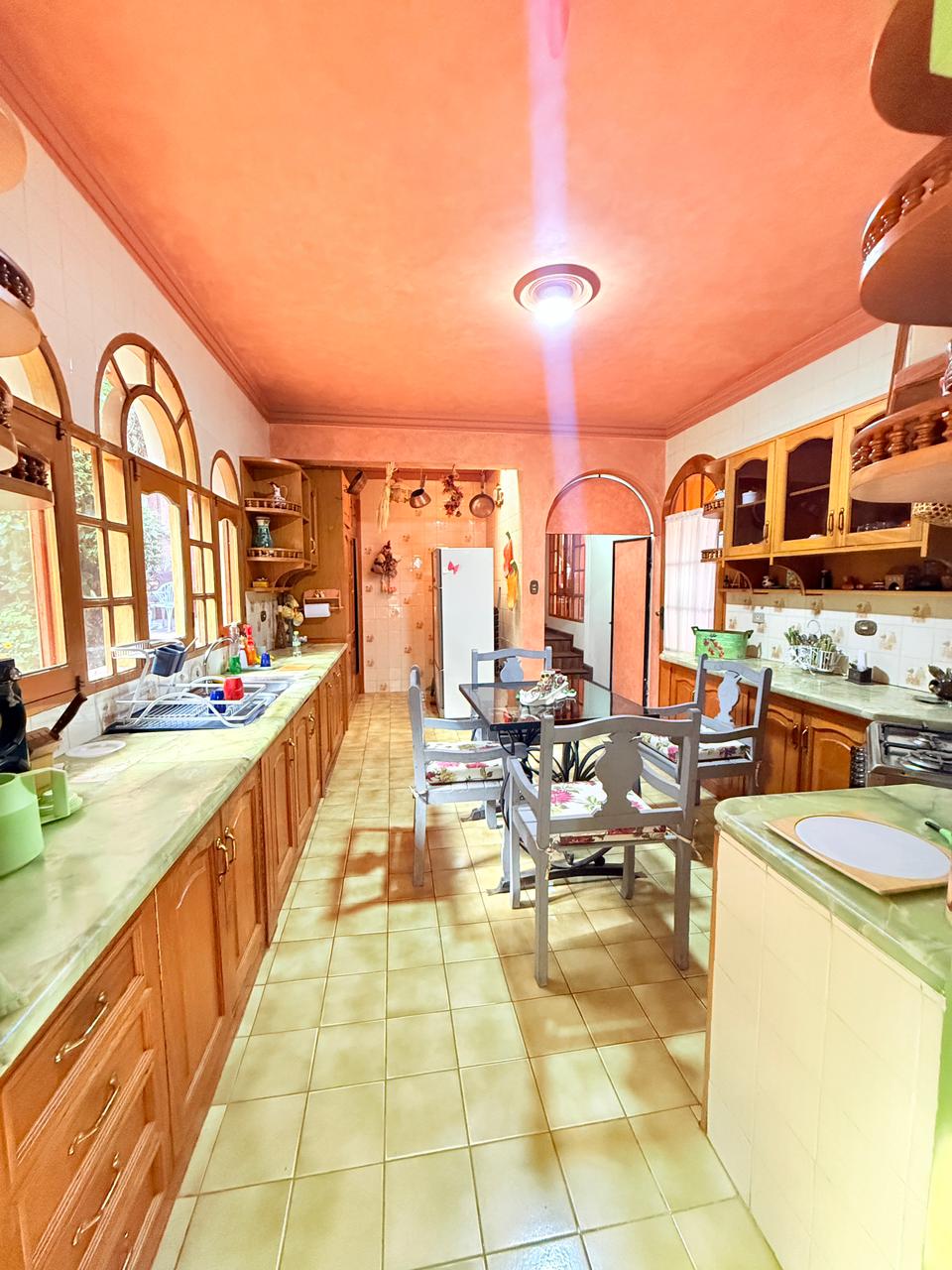 Exclusiva Residencia con Piscina y Amplio Jardín en Cochabamba El Mirador – 1.360 m²