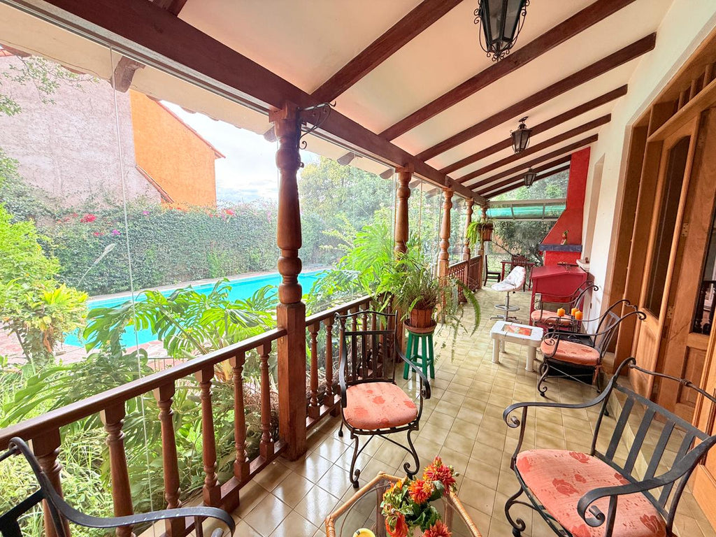 Exclusiva Residencia con Piscina y Amplio Jardín en Cochabamba El Mirador – 1.360 m²