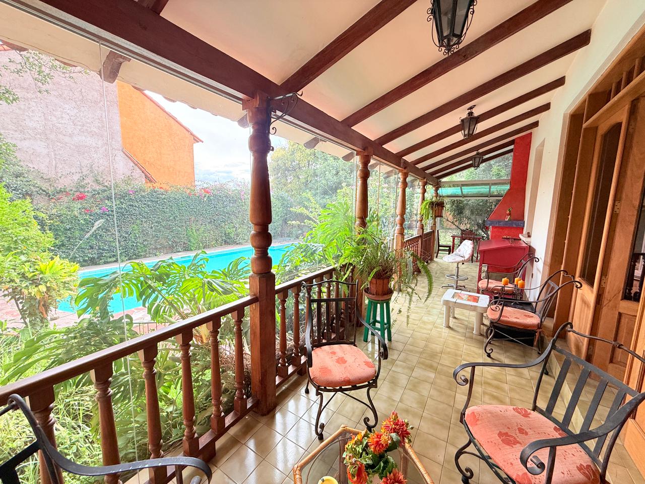 Exclusiva Residencia con Piscina y Amplio Jardín en Cochabamba El Mirador – 1.360 m²
