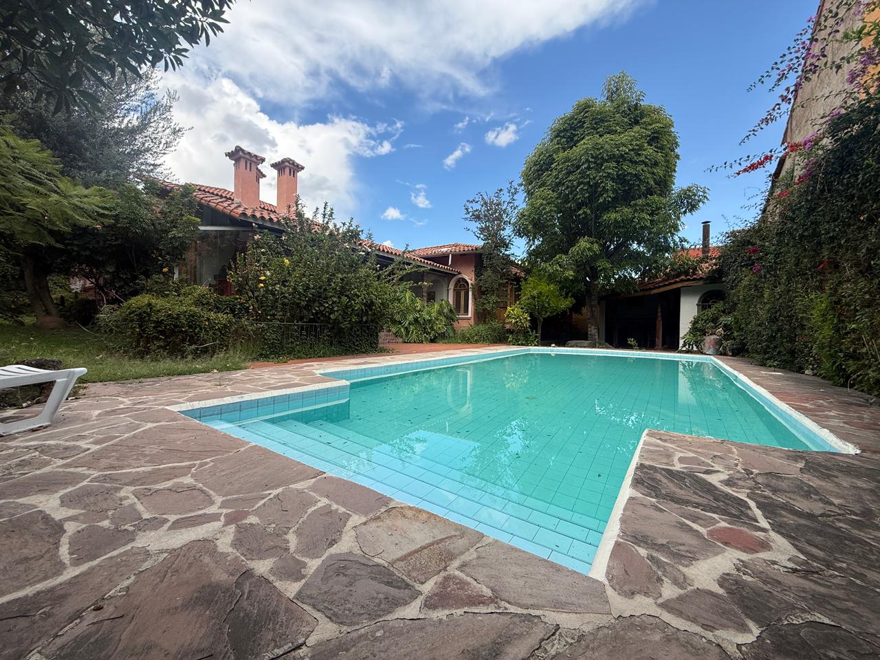 Exclusiva Residencia con Piscina y Amplio Jardín en Cochabamba El Mirador – 1.360 m²