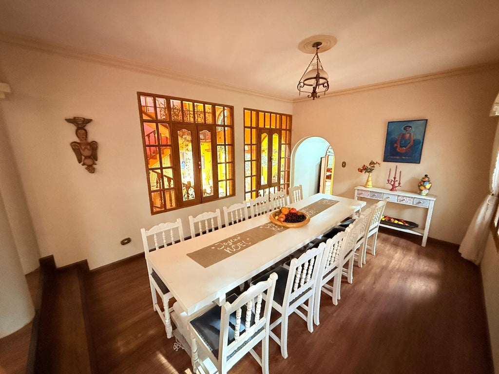 Exclusiva Residencia con Piscina y Amplio Jardín en Cochabamba El Mirador – 1.360 m²