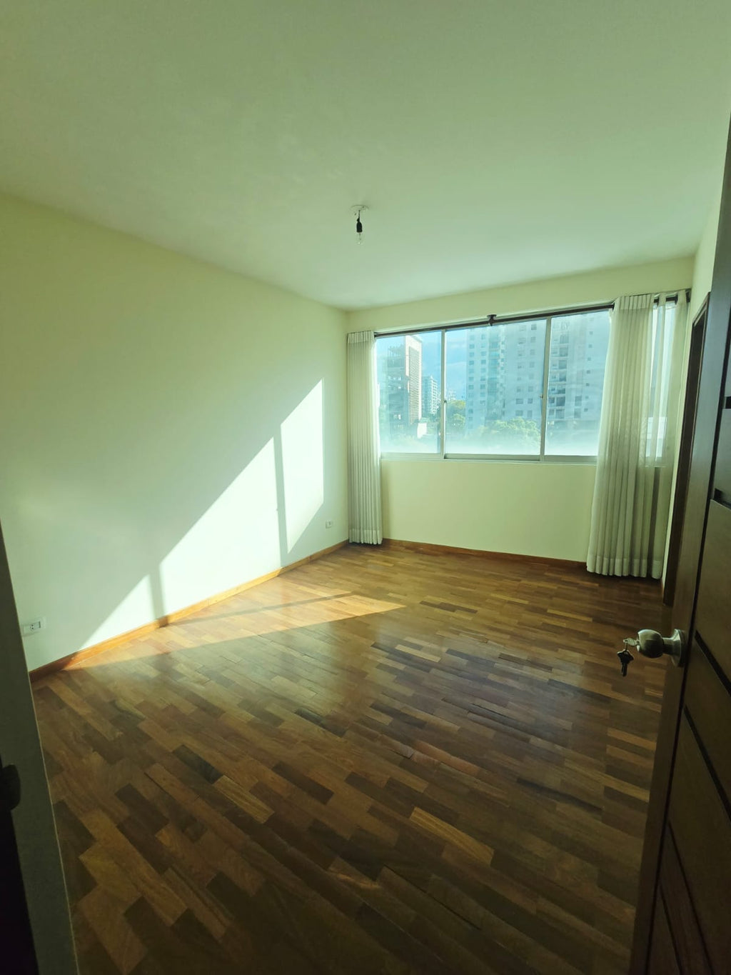 Departamento de 3 Dormitorios en Queru Queru Cochabamba – Av. Melchor Urquidi