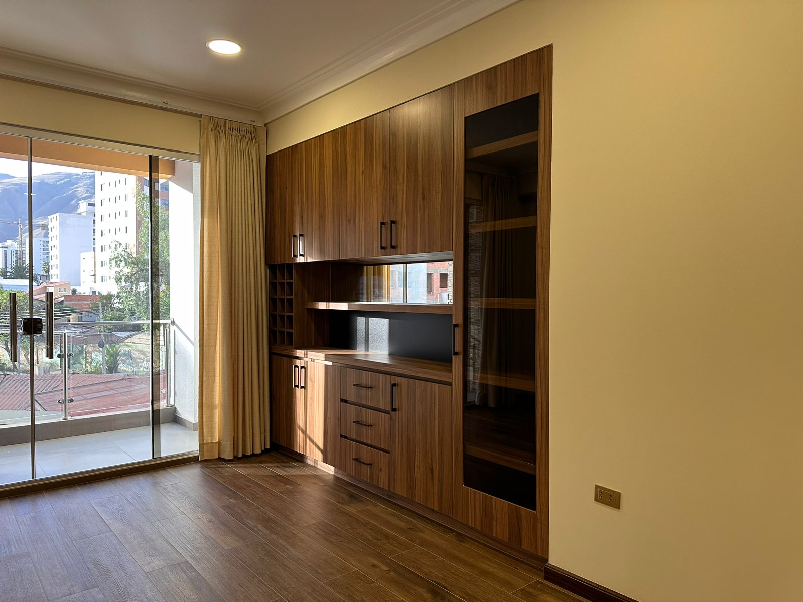 Moderno Departamento de 4 Dormitorios en Cala Cala Cochabamba a dos cuadras del Stadium