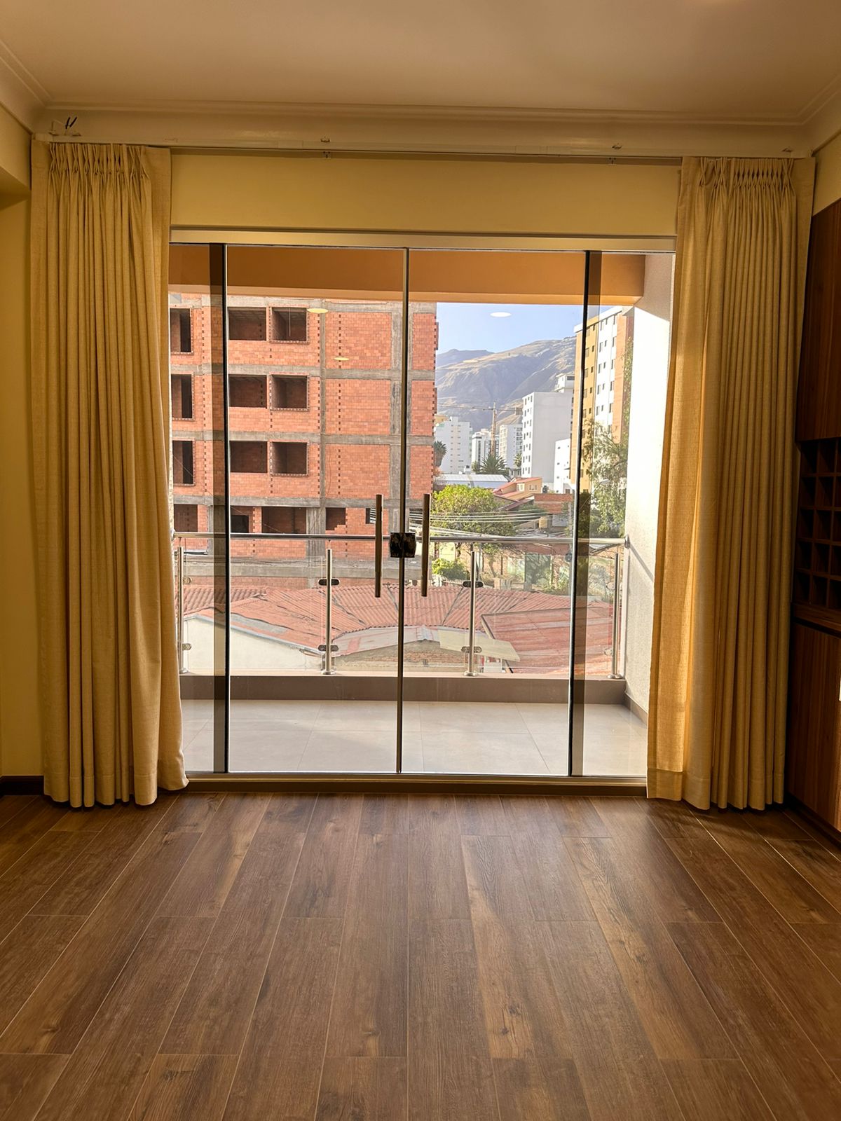 Moderno Departamento de 4 Dormitorios en Cala Cala Cochabamba a dos cuadras del Stadium
